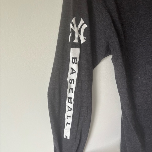 New York Yankees MLB Fanatics Long Sleeves Grey T Shirt Baseball Sports Athletic - Picture 7 of 7